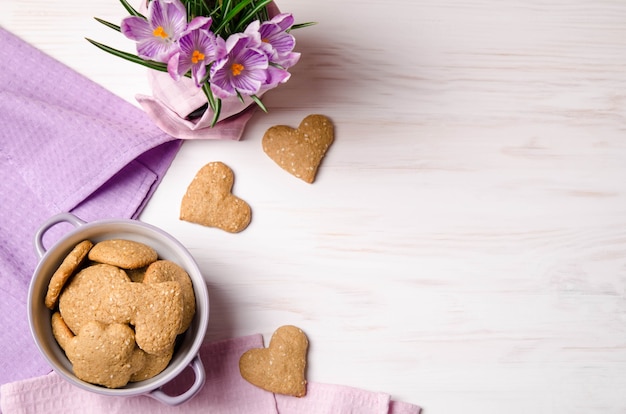 Crocus lilas et biscuits secs au sésame