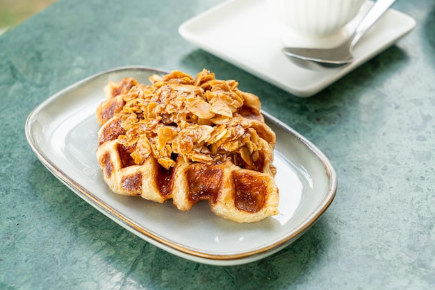 Croffles aux amandes et au caramel sur assiette - Tendance alimentaire qui compose le mot Croissant et Gaufre