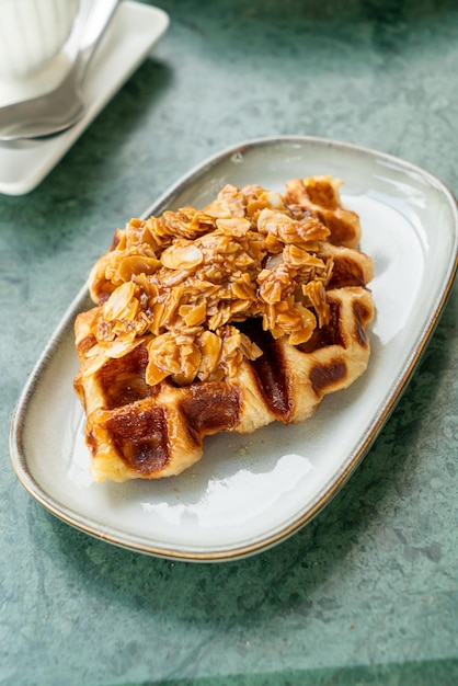 Croffles aux amandes et au caramel sur assiette - Tendance alimentaire qui compose le mot Croissant et Gaufre