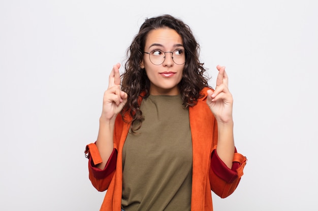 croisant les doigts avec anxiété et espérant bonne chance avec un regard inquiet