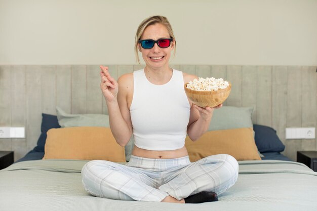 croisant les doigts et espérant bonne chance pour le concept de film et de popcorns