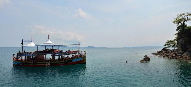 Croisière en bateau ou excursion en bateau s'arrêter pour envoyer recevoir des thaïlandais et des voyageurs étrangers voyager visiter se reposer se détendre et jouer à nager dans l'océan de la mer dans le golfe de Thaïlande sur l'île de Koh Chang à Trat en Thaïlande