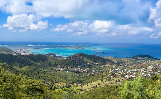 Croisière dans les Caraïbes sur l'horizon panoramique de l'île de Saint Martin depuis le belvédère du Pic Paradis