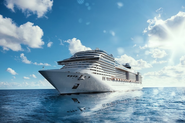 Croisière en mer avec réflexion sur l'eau