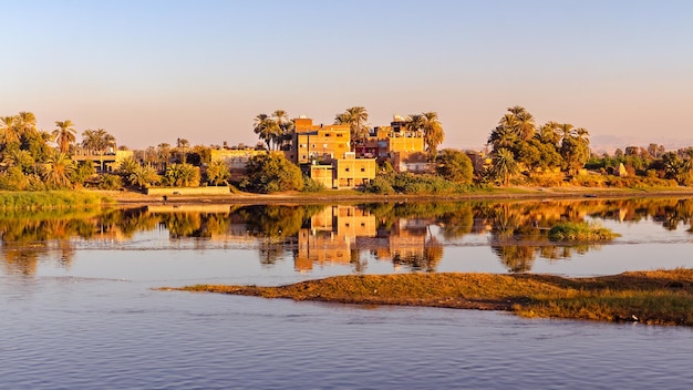 Croisière sur le Nil. Maisons de ville près du Nil. Egypte