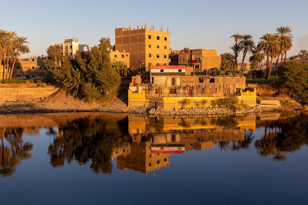 Croisière sur le Nil. Reflet des maisons dans l'eau. Egypte