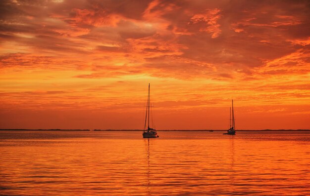 Croisière en yacht Voiliers au coucher du soleil Yacht de l'océan naviguant sur l'eau