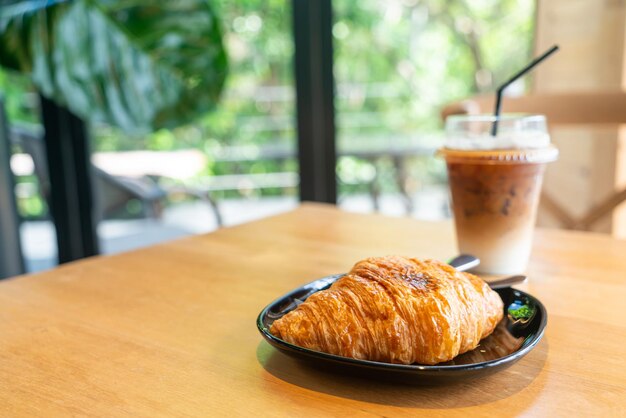 croissant au beurre frais sur plaque noire