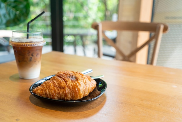 croissant au beurre frais sur plaque noire