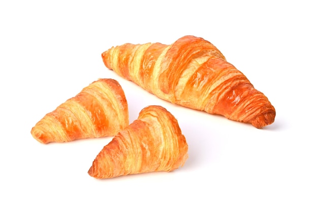 Le croissant au beurre isolé sur le fond blanc