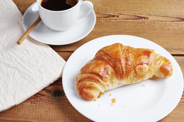 Croissant au café