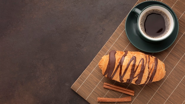 Photo croissant au chocolat et café savoureux