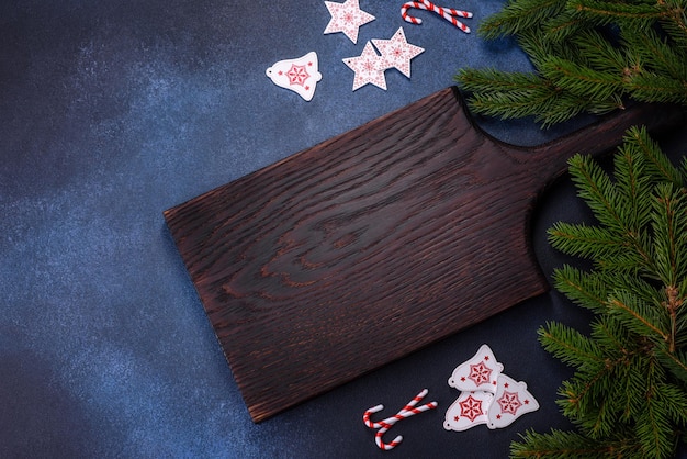 Croissant au chocolat croustillant avec des décorations de Noël sur une planche à découper en bois