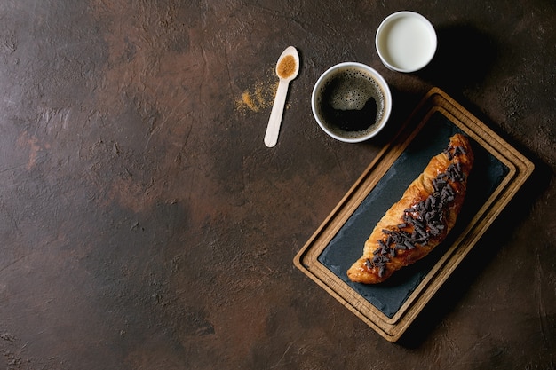 Croissant au chocolat feuilleté