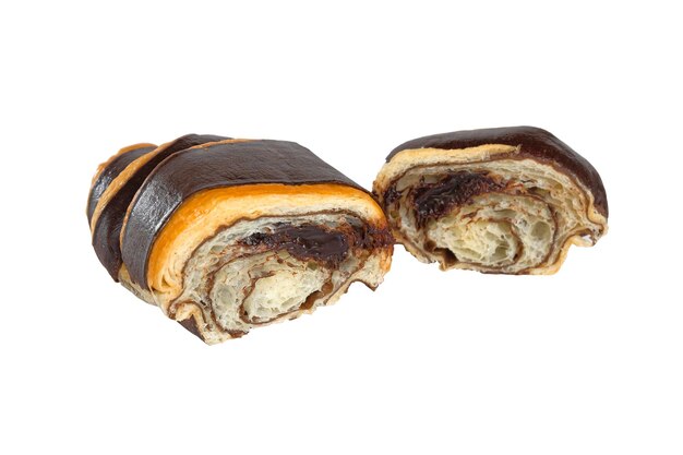 Croissant au chocolat sur fond blanc