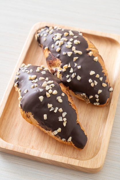 croissant au chocolat et noisette sur plaque de bois