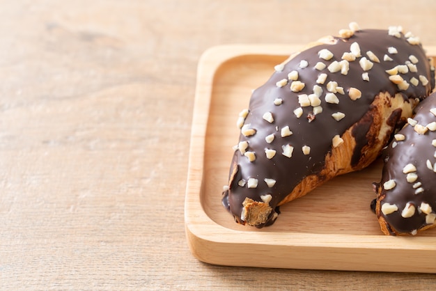 croissant au chocolat et noisette sur plaque de bois