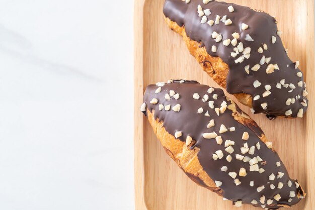 croissant au chocolat et noisette sur plaque de bois