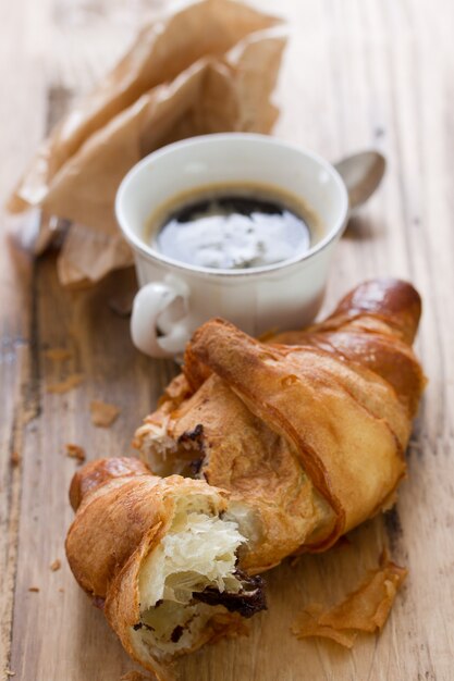 Croissant au chocolat et tasse de café