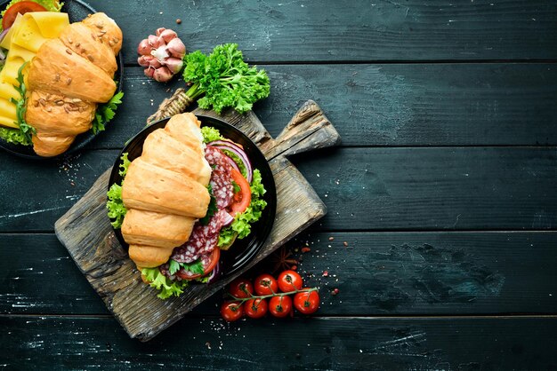 Croissant au salami tomates et oignons Petit-déjeuner Vue de dessus Espace libre pour votre texte