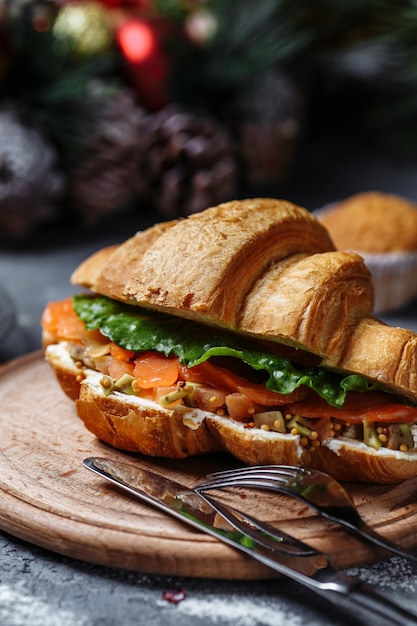 Croissant au saumon et avocat