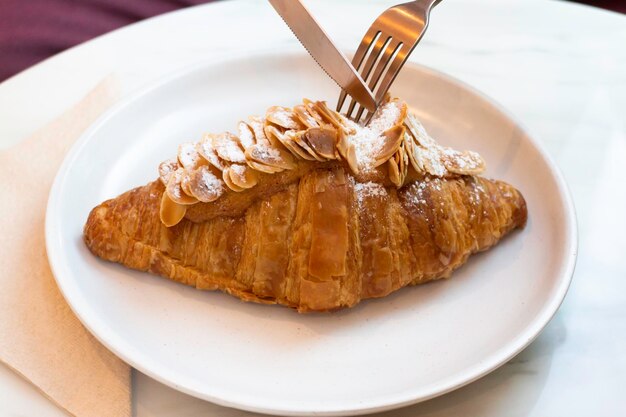 Croissant aux amandes dessert frais