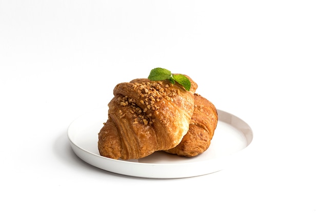 Croissant aux amandes sur fond blanc