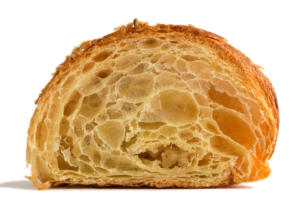 Croissant aux amandes sur fond blanc