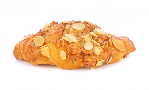 Croissant aux amandes sur fond blanc