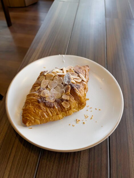 Croissant aux amandes fraîchement cuit au four et petit-déjeuner au café