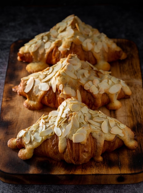 Croissant aux amandes sur la table