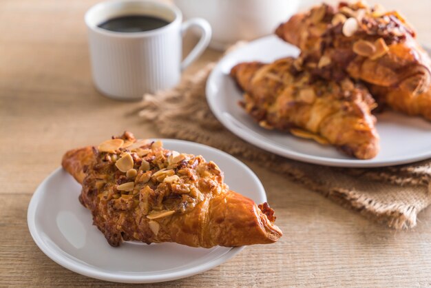 croissant aux amandes