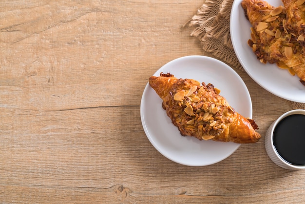 croissant aux amandes