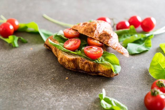 croissant aux tomates