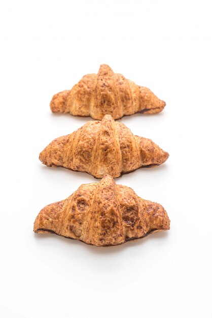 croissant de blé entier sur fond blanc