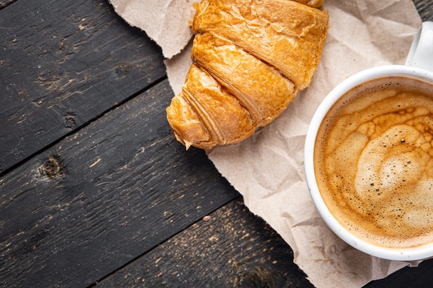 Croissant et café boisson chaude collation repas frais sur la table copie espace fond de nourriture
