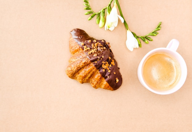 Croissant et café.