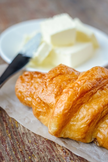 Croissant Close-up Et Beurre Sur Une Table En Bois