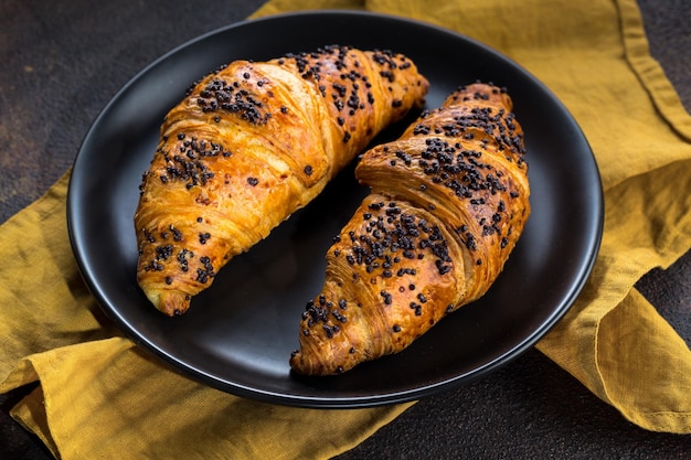 Croissant avec confiture de beurre de baies fraîches et baies gresh avec une tasse de café sur une assiette Vue de dessus