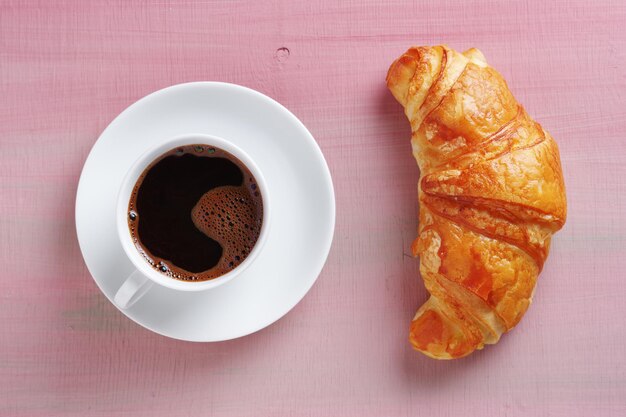 Croissant à côté du café