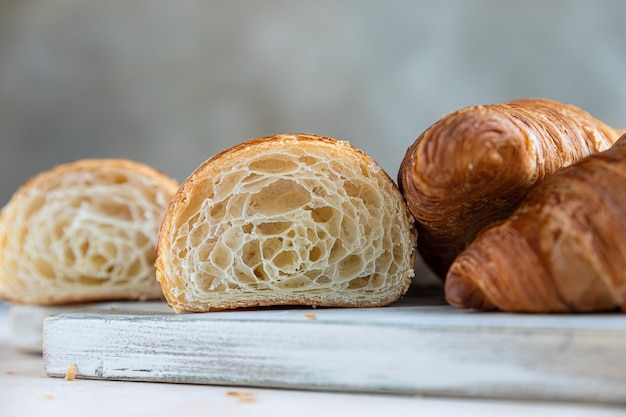 Croissant coupé en deux avec une texture à l'intérieur et de fines couches croustillantes Délicieuse pâtisserie française