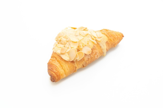 croissant à la crème et aux amandes isolé sur fond blanc