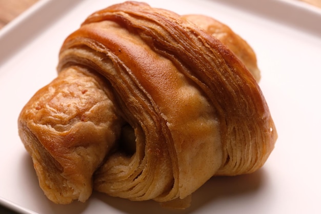 Un croissant avec un croissant dessus