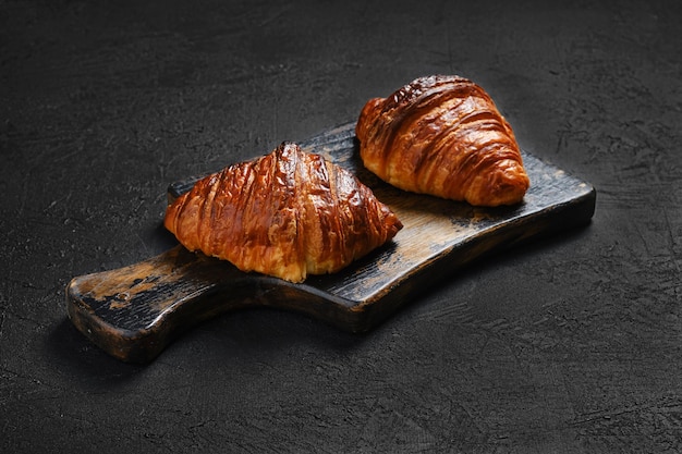 Croissant croustillant sur plateau de service