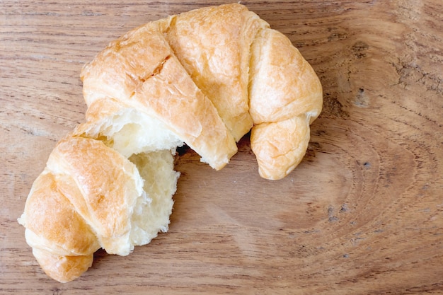 Croissant délicieux sur planche de bois