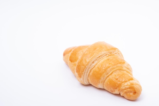 Croissant sur fond blanc. Pain et espace de copie.