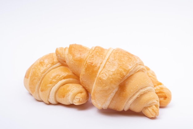 Croissant sur fond blanc. Pain traditionnel français.