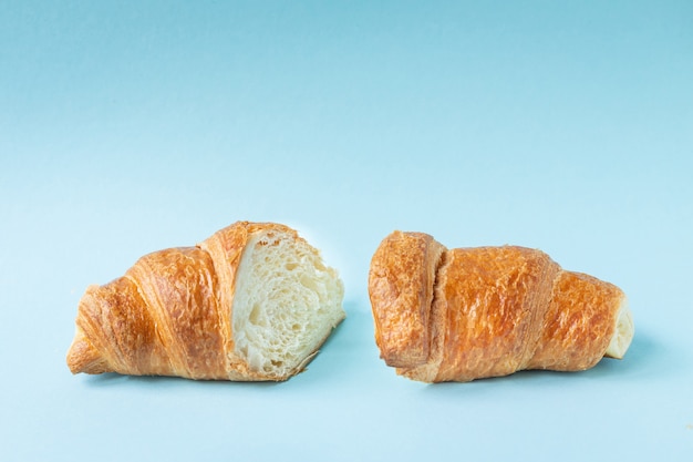 Croissant de fond coloré boulangerie fraîche dessert sucré collation