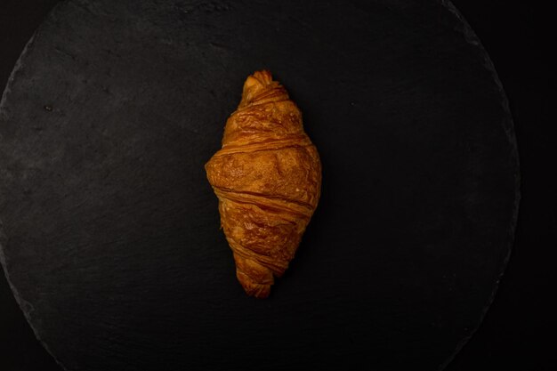 Croissant sur fond noir shot de nourriture détaillée