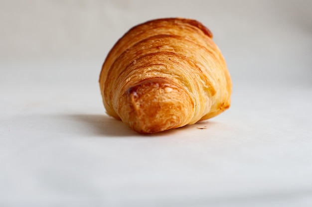 Croissant fraîchement sorti du four sur un papier parchemin